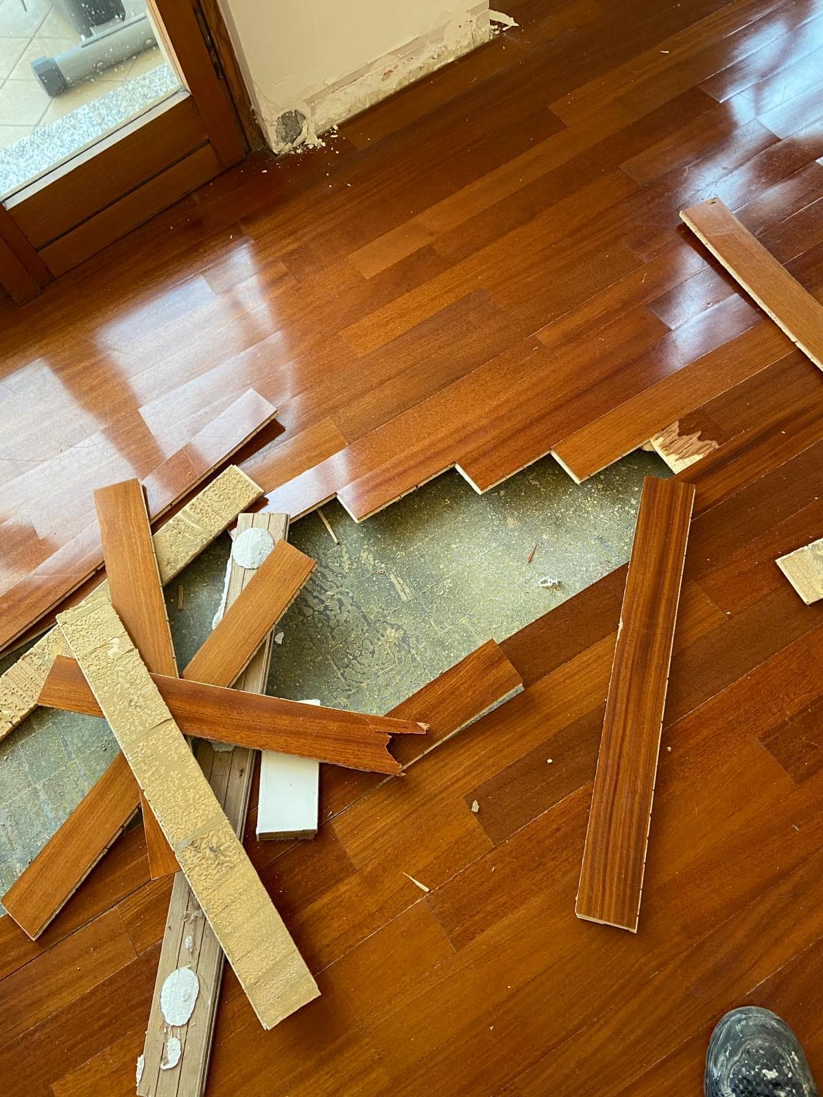 Rimozione di un vecchio pavimento in parquet usurato