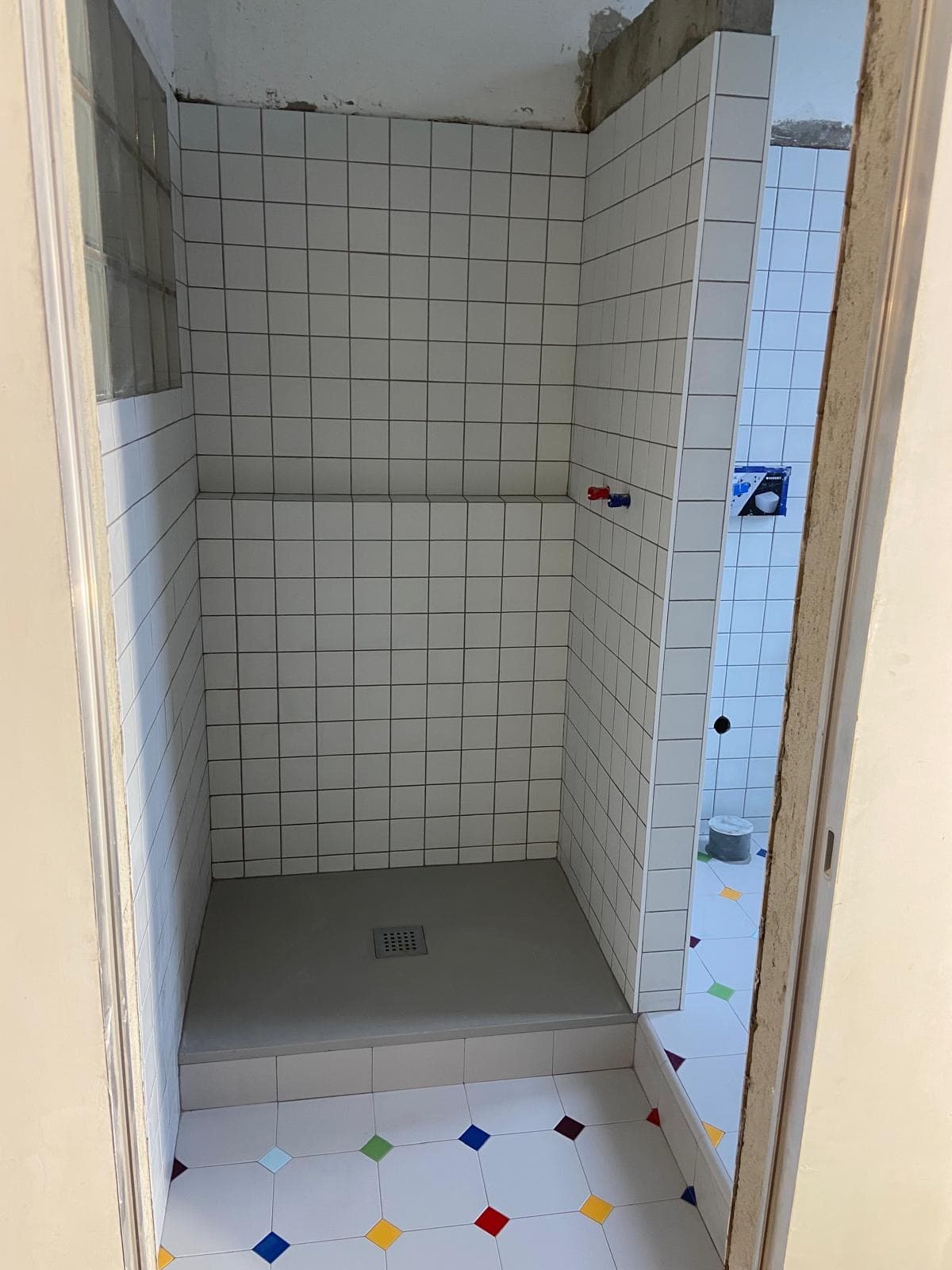 Doccia con piastrelle colorate in un bagno ristrutturato