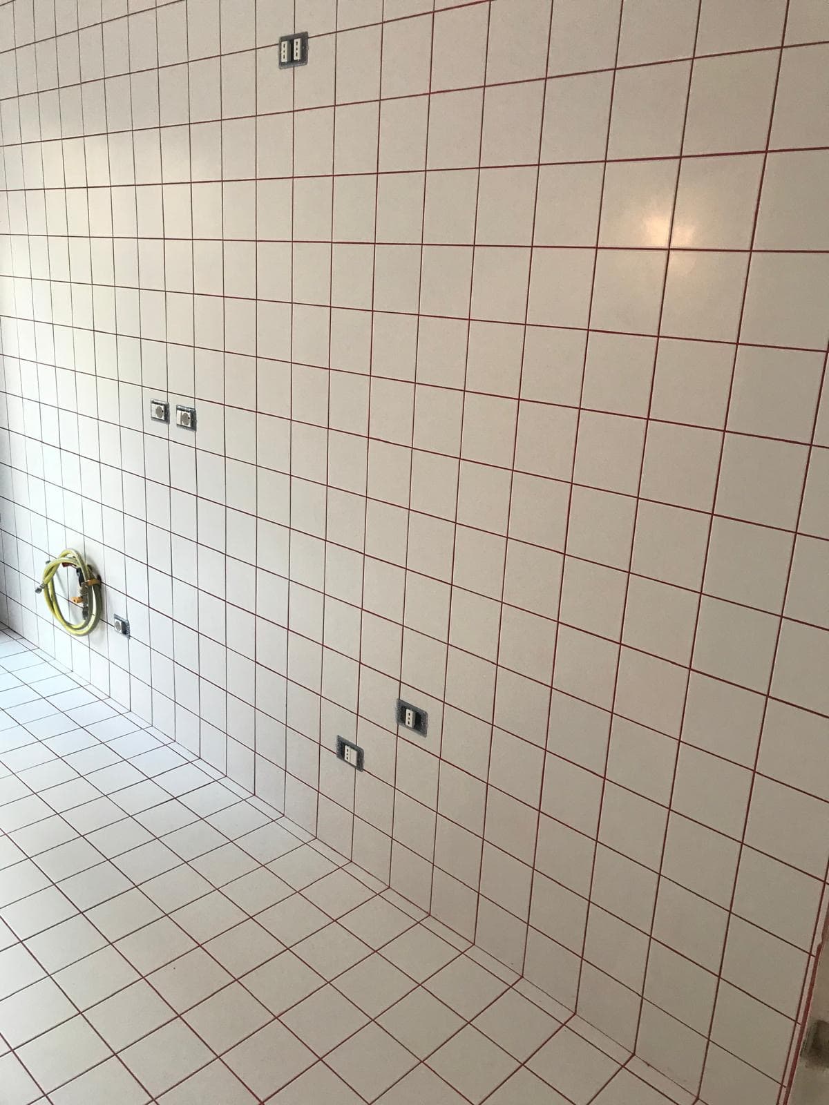 Impermeabilizzazione delle pareti del bagno durante i lavori