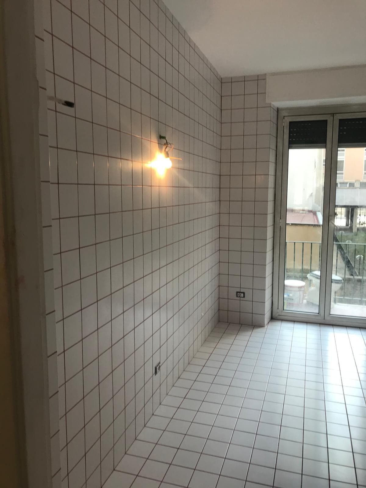 Posa piastrelle in un bagno durante i lavori