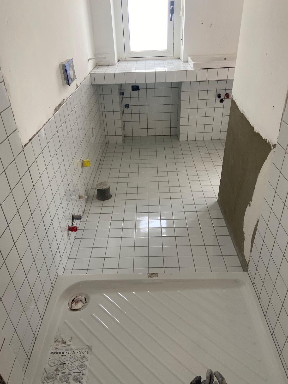 Bagno con vasca durante i lavori di ristrutturazione