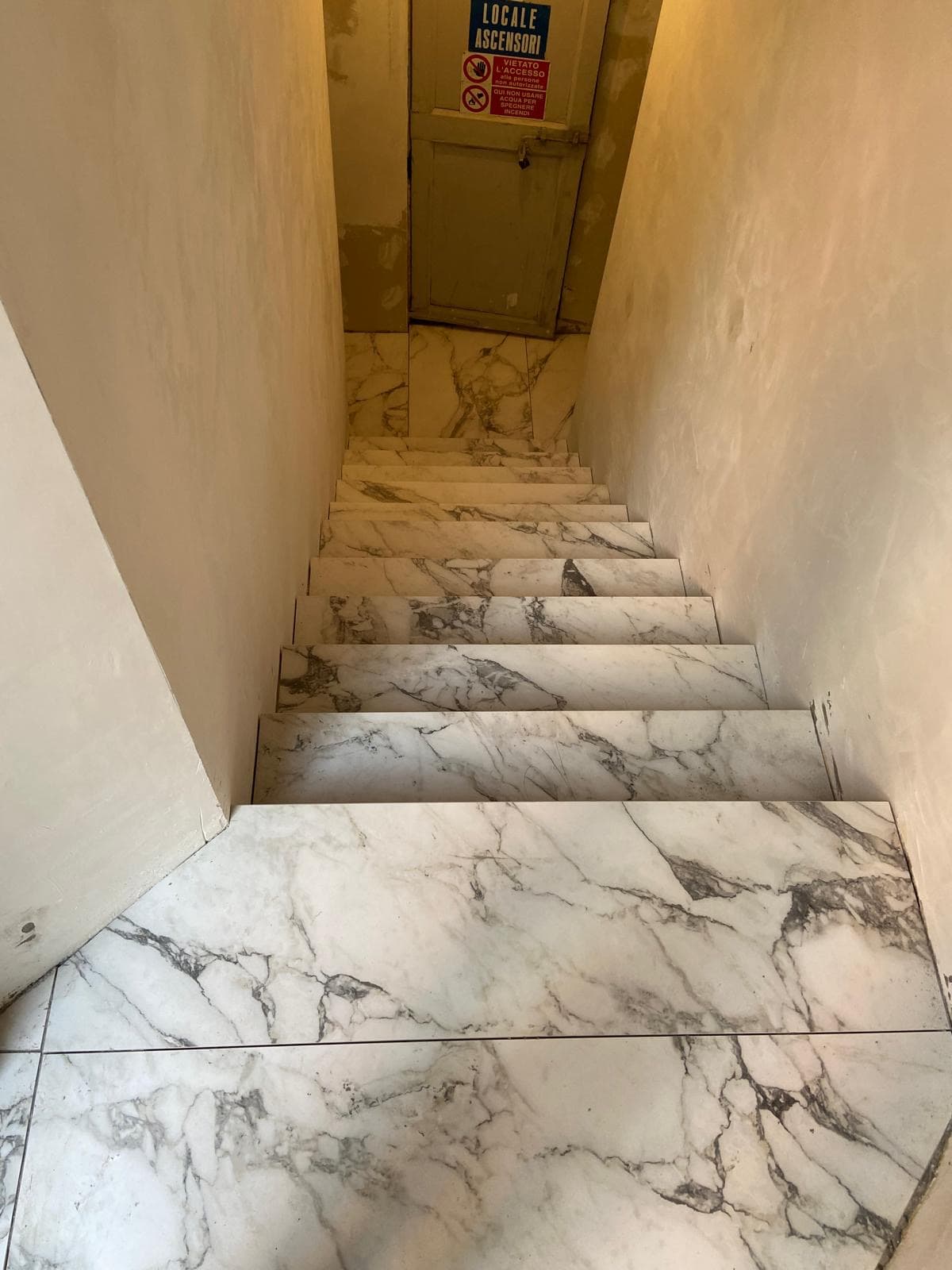 Scala in marmo con vista sull'uscita di sicurezza