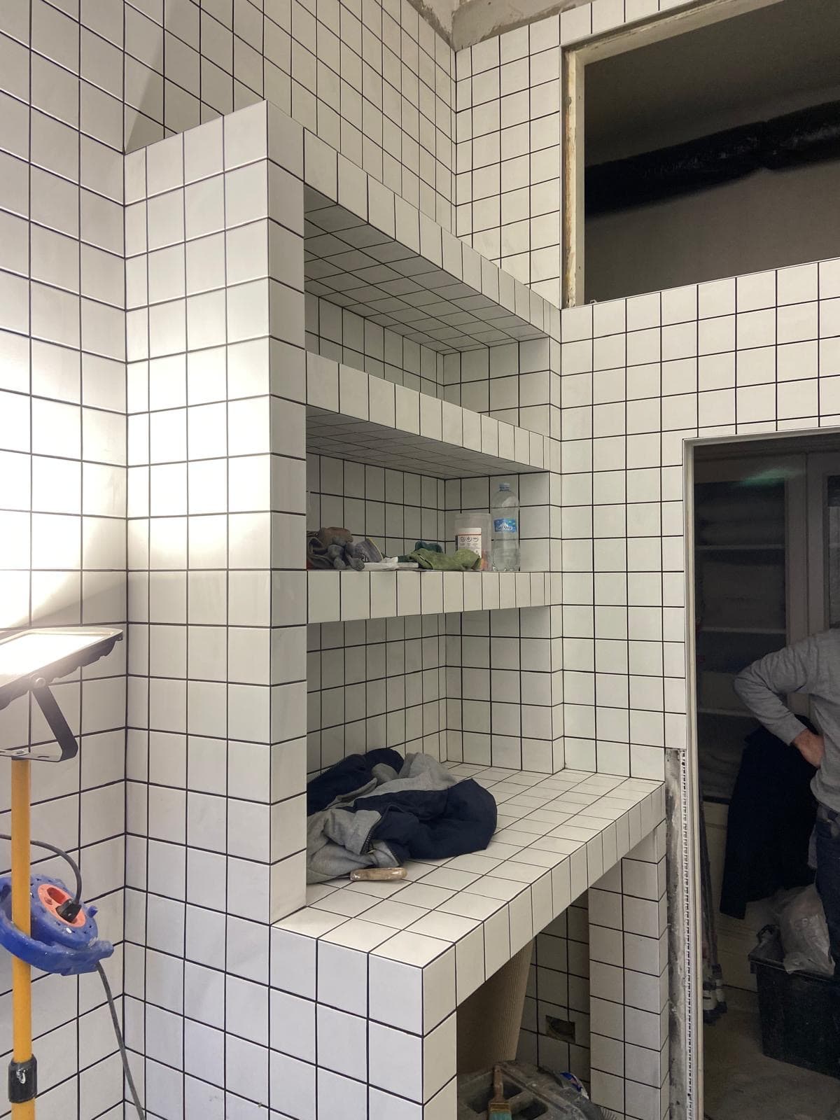 Dettaglio di mensole piastrellate su misura nel bagno
