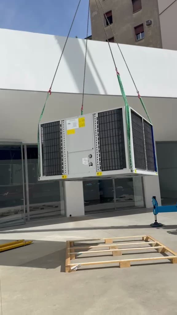 Sollevamento con gru di un'unità esterna di climatizzazione