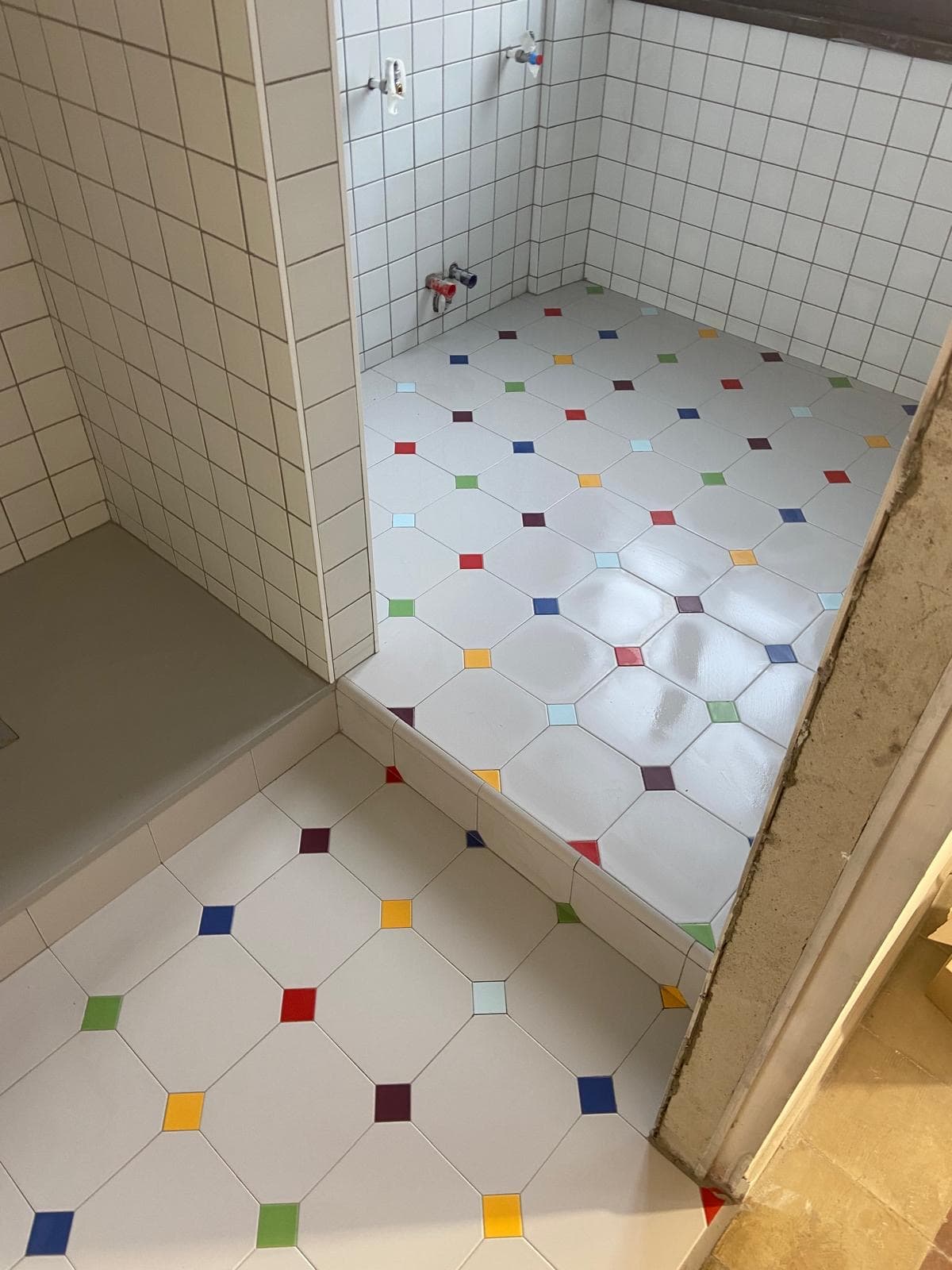 Bagno con doccia e piastrelle bianche completato