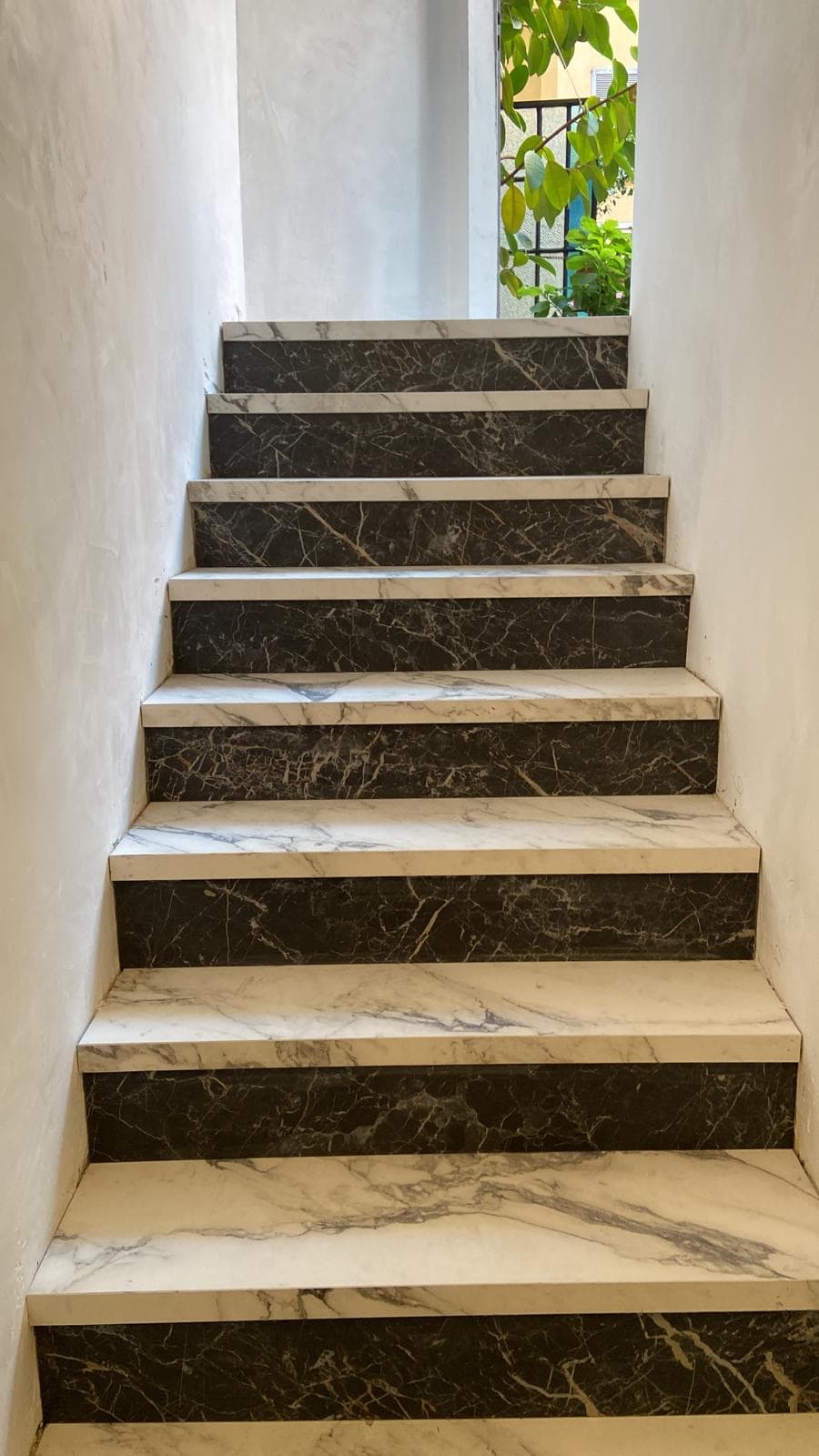 Scala in marmo bicolore completata