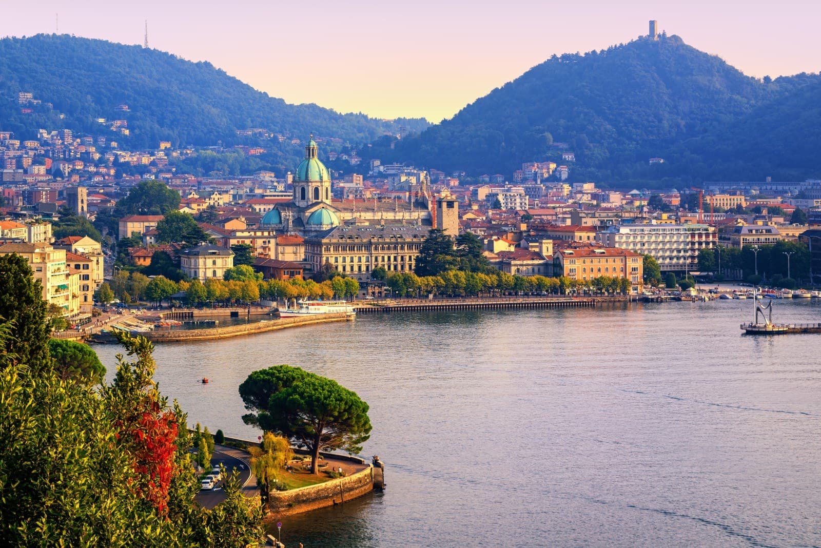 Vista sul lago di Como con il Duomo e la città